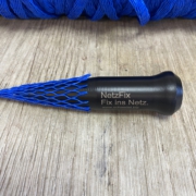 Netzfix - Fix ins Netz - Einführhülse halb im Gitternetz / Netzschlauch / Netzschutzschlauch / Oberflächenschutznetz