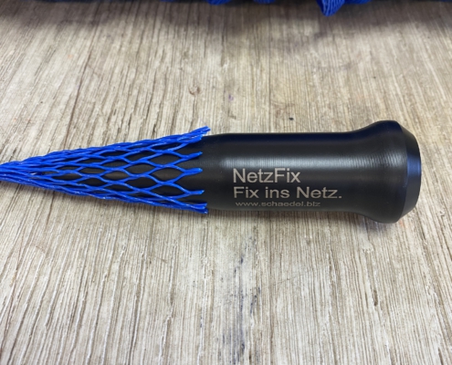 Netzfix - Fix ins Netz - Einführhülse halb im Gitternetz / Netzschlauch / Netzschutzschlauch / Oberflächenschutznetz